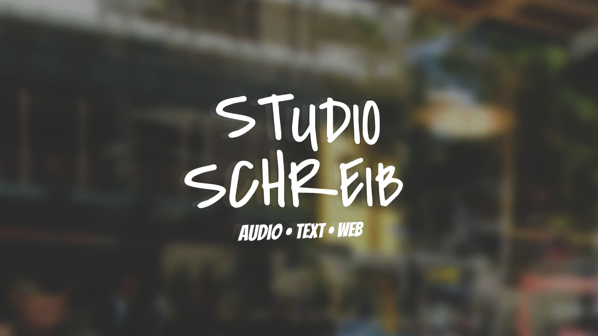 Logo vom Studio Schreib auf einer Schaufensterscheibe