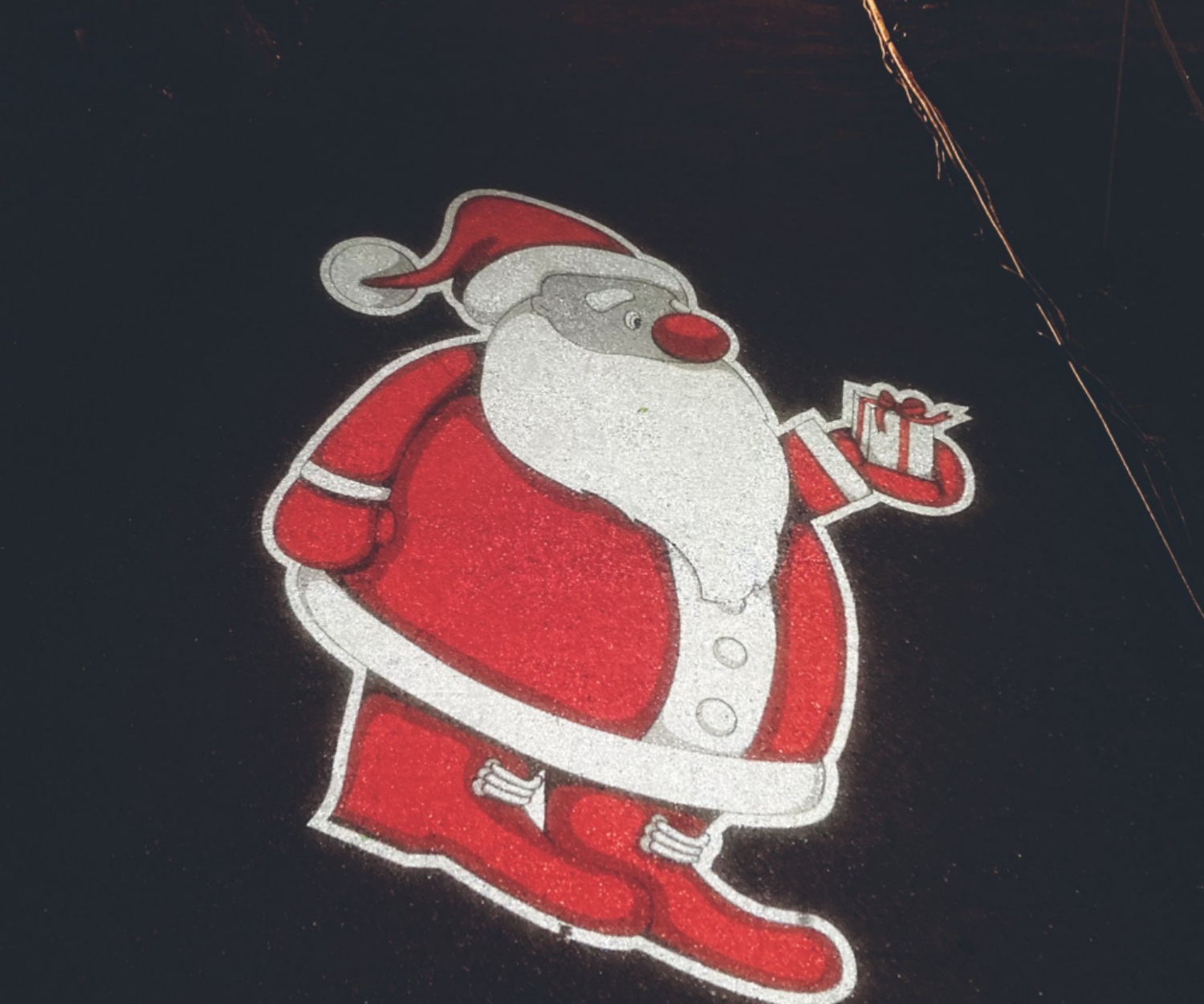 Auf Asphalt gemalter Weihnachtsmann