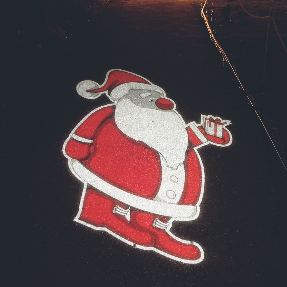 Auf Asphalt gemalter Weihnachtsmann