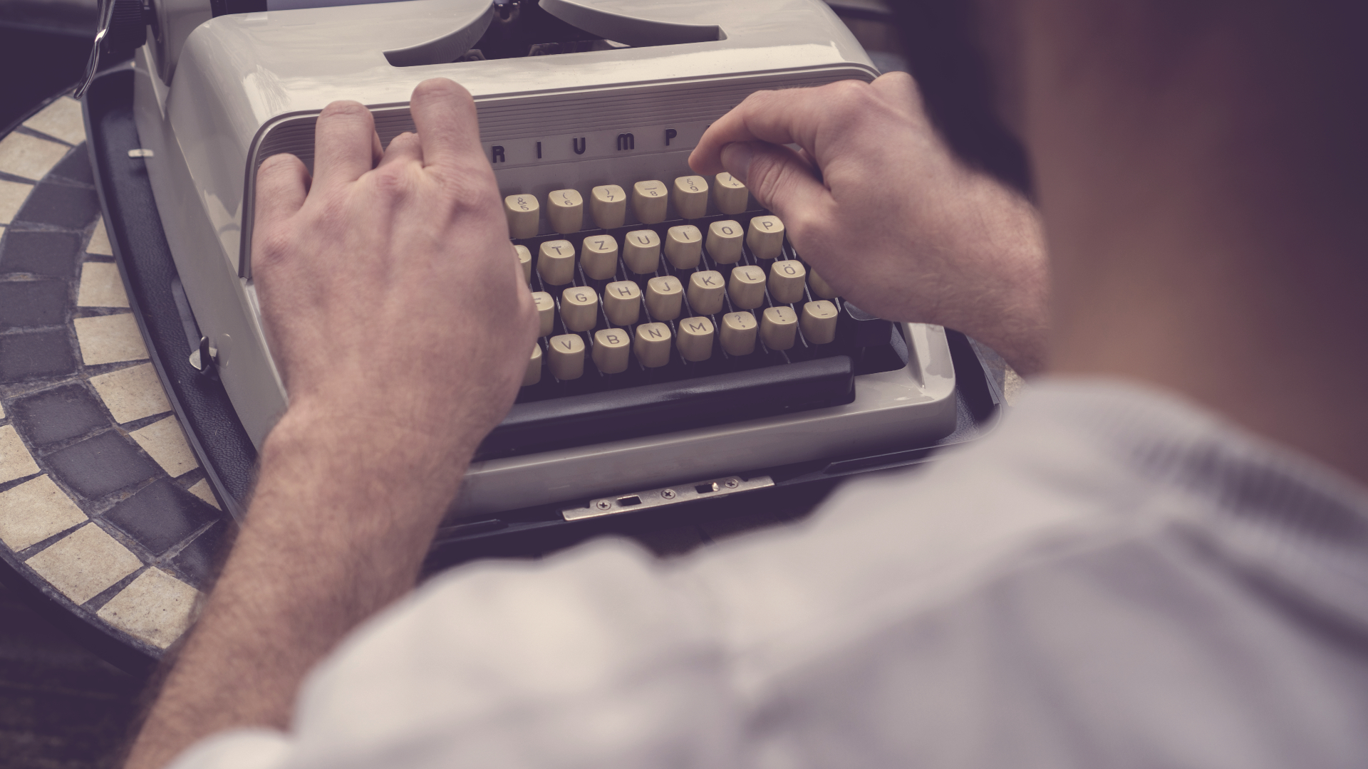 Mann tippt auf Schreibmaschine