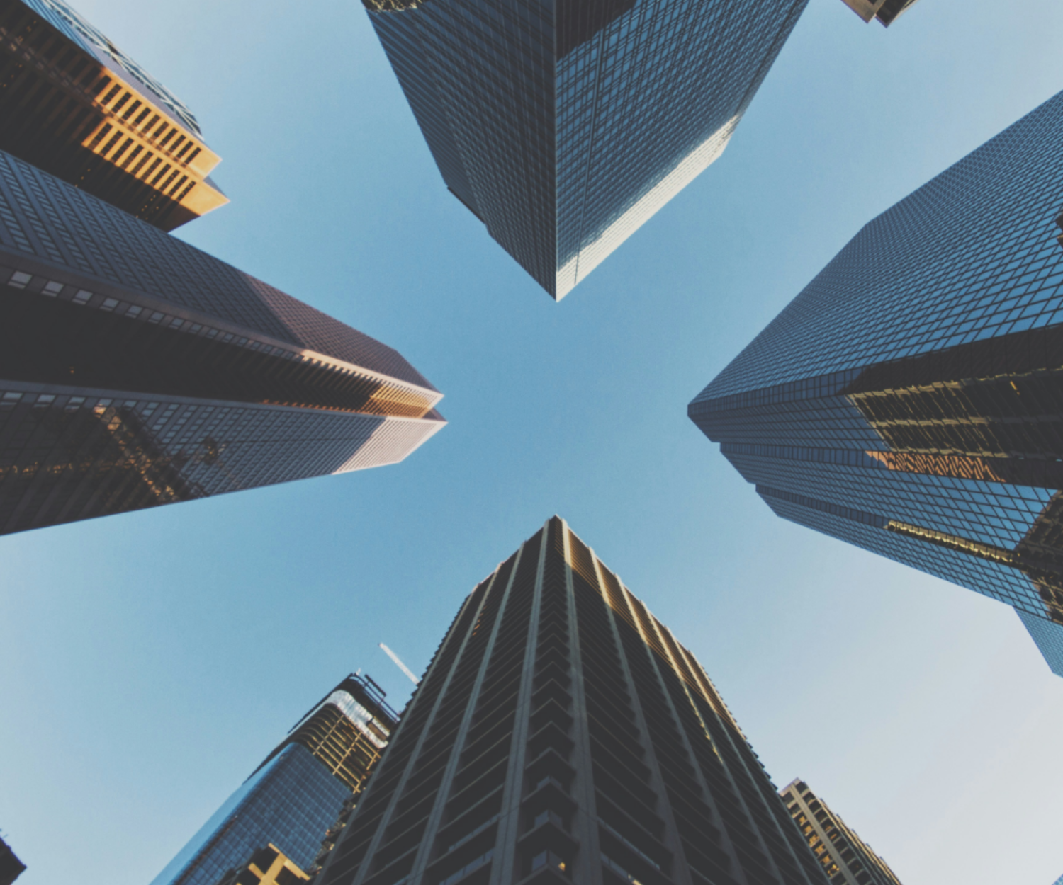 Hochhäuserschlucht von unten fotografiert