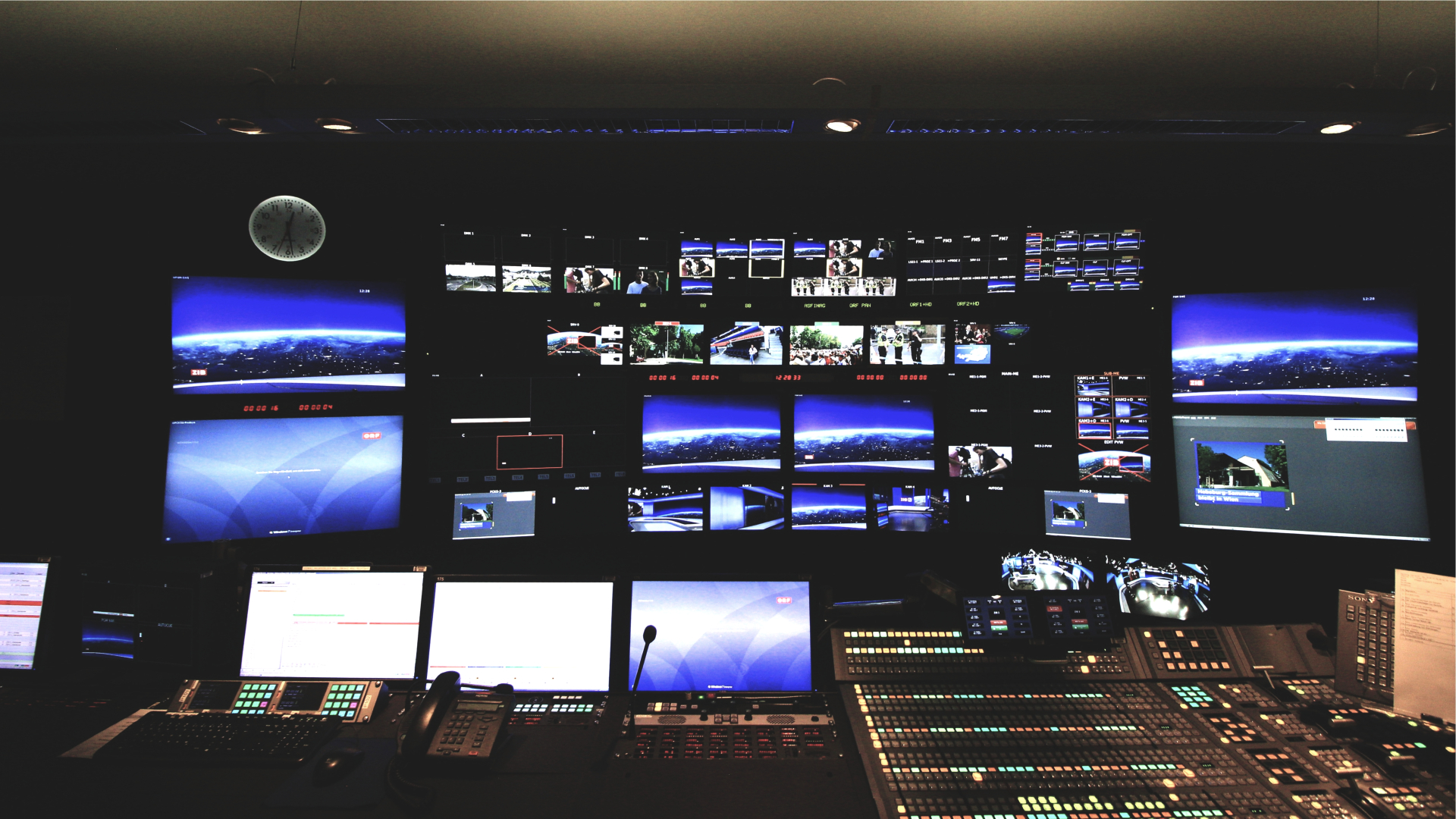 Regieraum eines TV-Studios