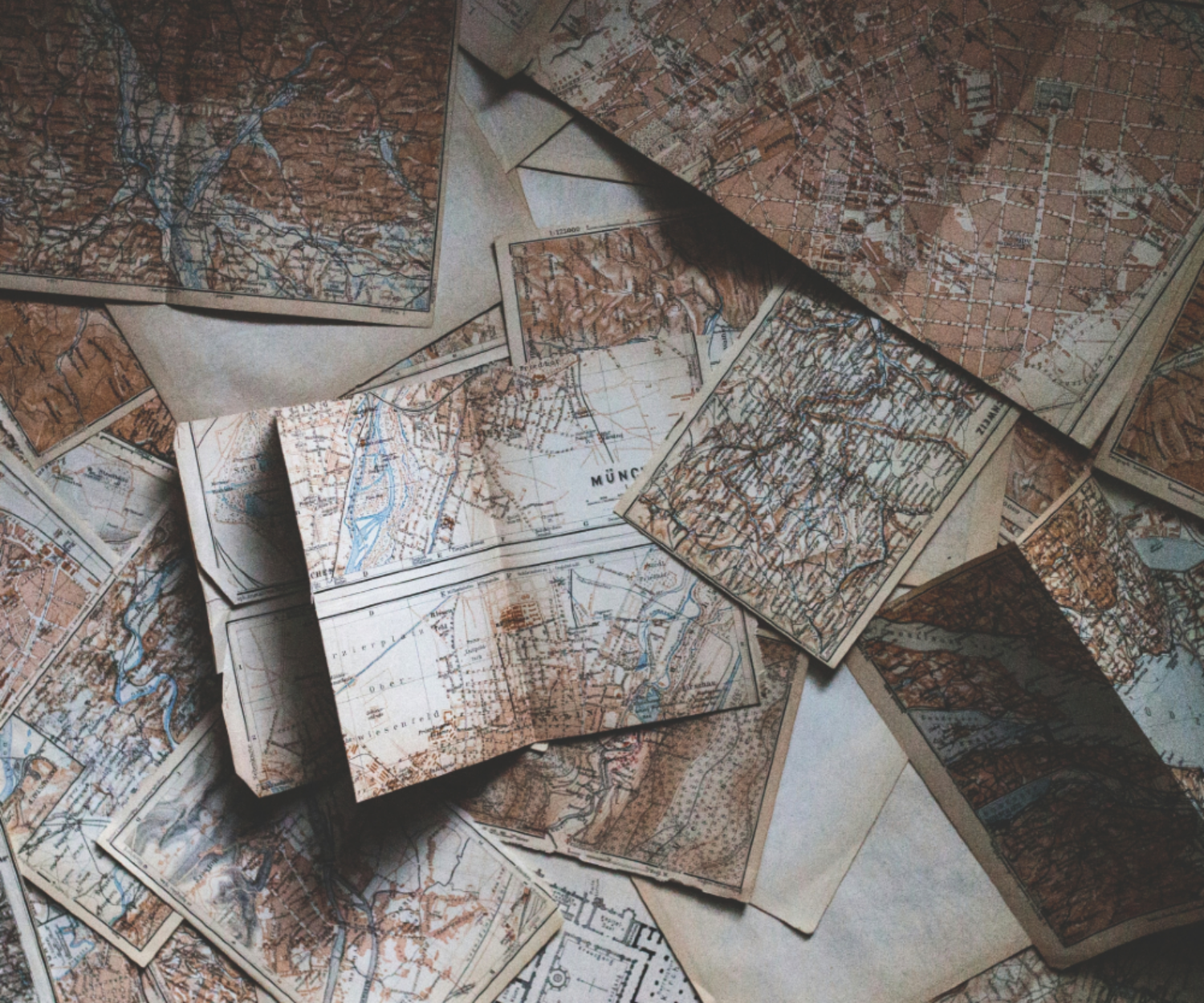 Mehrere alte Landkarten, die übereinanderliegen