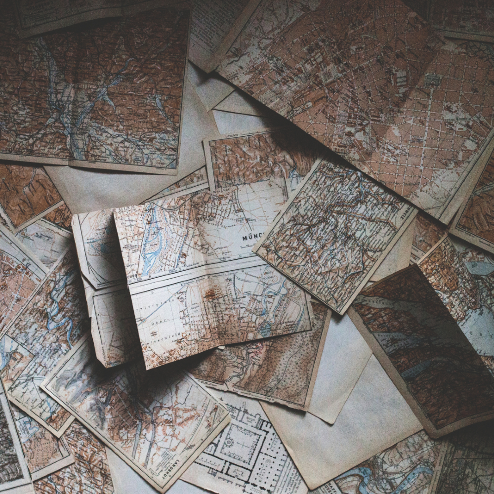 Mehrere alte Landkarten, die übereinanderliegen